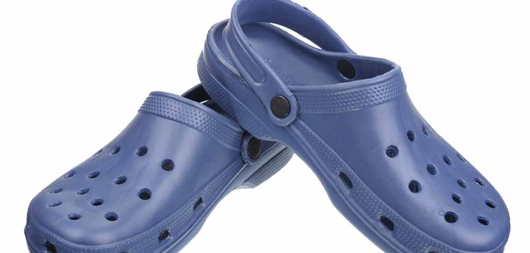 Stahlblaue Crocs mit Riemen