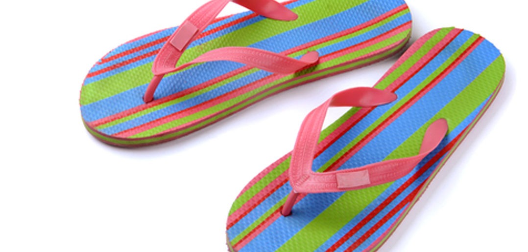 Bunte Badeltaschen sind am Strand sehr beliebte Damenschuhe