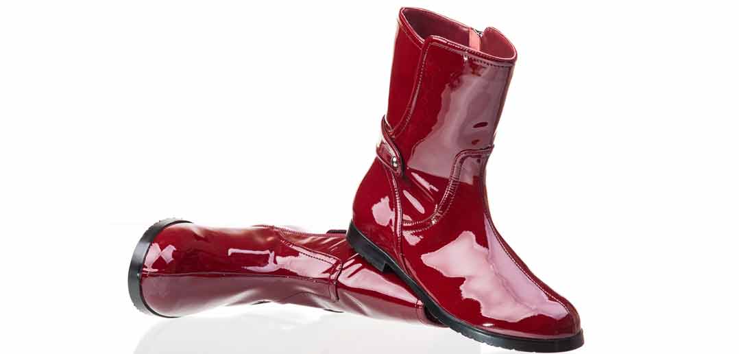 Coole rote Lackstiefel für Damen mit Mut