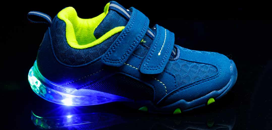 LED-Sneaker blinken im Dunkeln