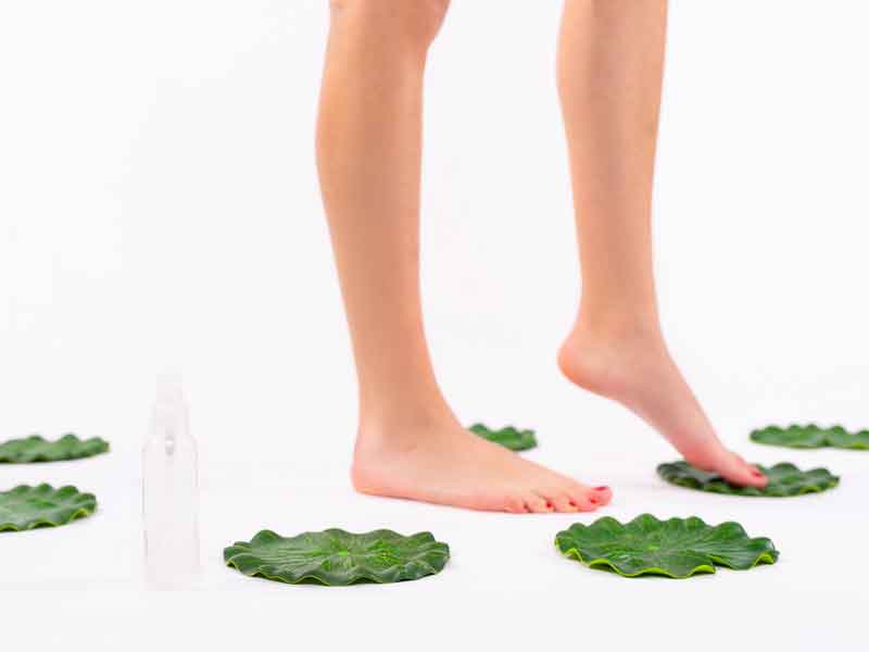 Lotusfüße: Füße auf Seerosenblättern