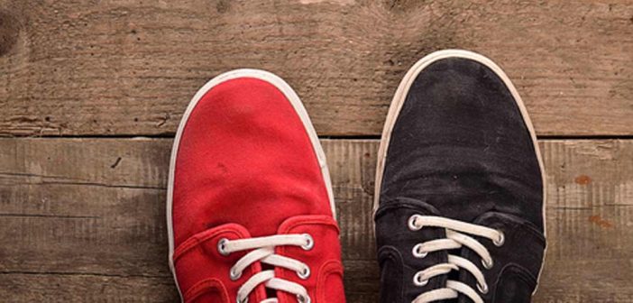 Mismatched Shoes Zwei Verschiedenfarbige Schuhe mismatched-shoes-zwei-verschiedenfarbige-schuhe