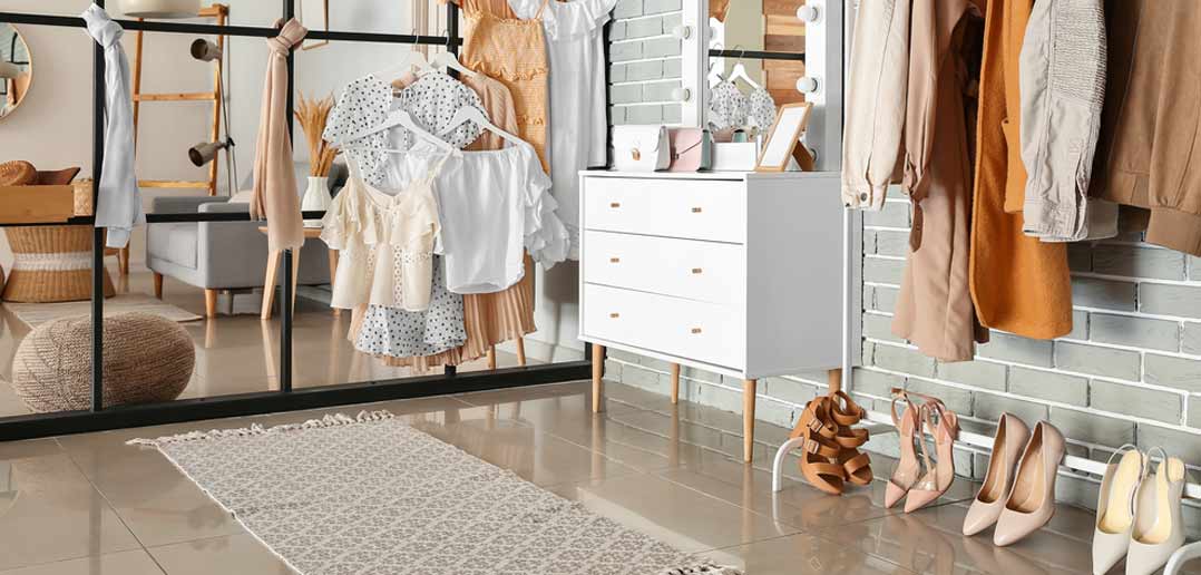 Passende Schuhe für Outfit - schon an der Garderobe zurechtgelegt