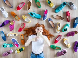 Frau hat große Auswahl an Schuhen