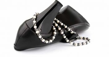 Hochwertiger Schmuck zu stilvollen High Heels Passender Schmuck zu hohen Schuhen