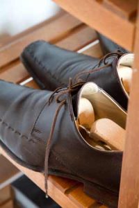 Ein Schuhspanner hält Lederschuhe in Form