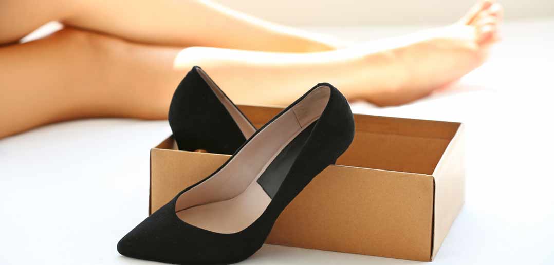Einen Schuhversand nutzen - Frau liegt bequem neben Schuhkarton