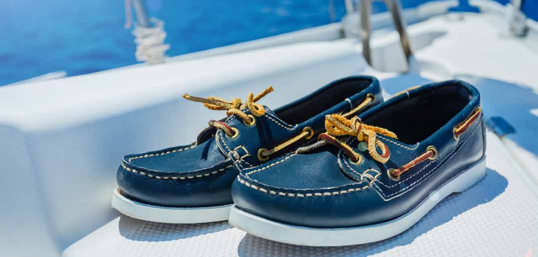 Paar blaue Segelschuhe auf Boot im Mokassindesign