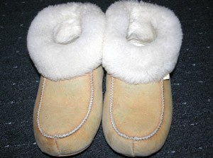 Warme Haussschuhe aus Lammfell für Herbst und Winter